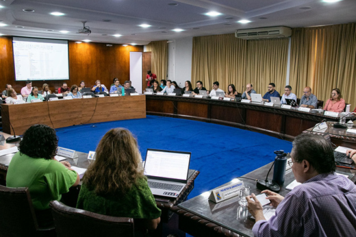 Imagem: Foto em plano aberto do plenário do Conselho Universitário da UFC