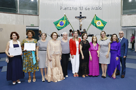 Imagem: Foto das pesquisadoras recebendo as placas de homenagem na sessão solene