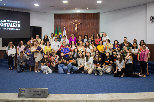 Imagem: Dezenas de pessoas perfiladas, posando para foto, durante evento alusivo ao NUCEPEC no plenário da Câmara Municipal de Fortaleza (Foto: Gladson Caldas/UFC) 