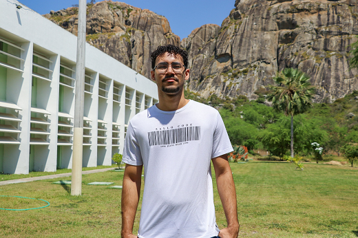 Imagem: Ramiro Dantas, estudante de Engenharia da Computação, posando para foto em área externa do Campus de Quixadá (Foto: Ribamar Neto/UFC)