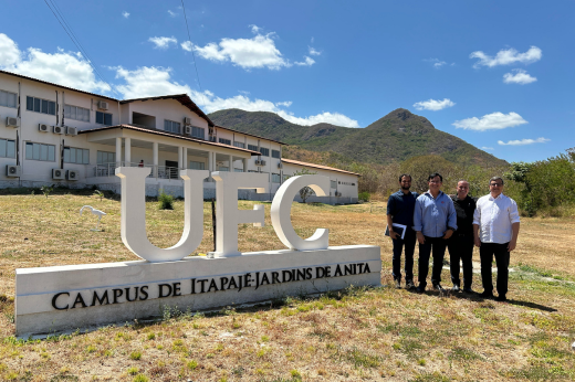 Imagem: Fachada do campus de Itapajé. Ao lado, o superintendente de Infraestrutura da UFC, o reitor, o diretor do campus e o deputado federal Danilo Forte (da esquerda para a direita)