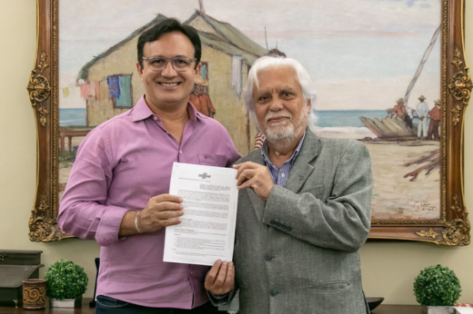 Imagem: Foto posada do reitor Custódio Almeida e do superintendente do SEBRAE, Joaquim Cartaxo, segurando o termo de cooperação técnica assinado por ambos os dirigentes