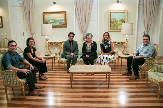 Imagem: Foto posada com os pesquisadores do Instituto Politécnico de Leiria sentados em poltronas acolchoadas no Salão Dourado da Reitoria da UFC