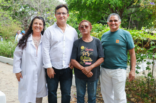 Imagem: Foto posada do reitor Custódio Almeida com a Profa Mary Anne Bandeira e a equipe técnica do Horto de Plantas Medicinais da UFC