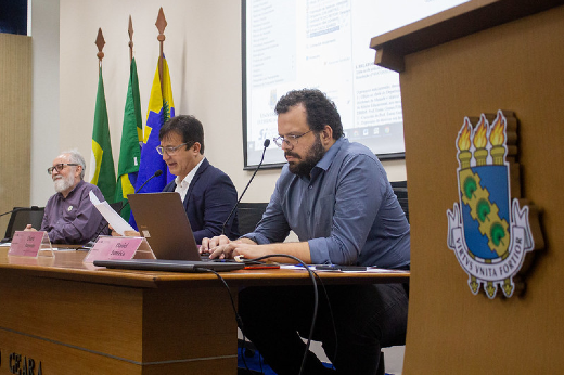 Imagem: Homens à mesa no Consuni 