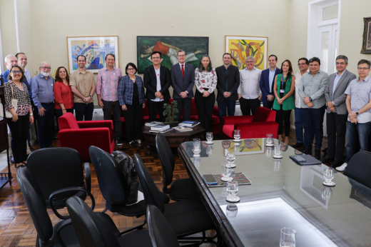 Imagem: reitores, vice-reitora e professores posando para a foto em pé, no Gabinete da Reitoria 