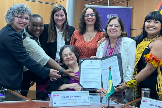 Mulheres juntas segurando o documento assinado