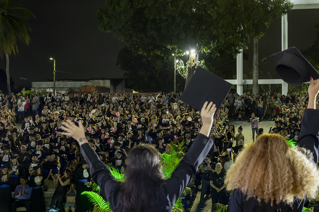 Imagem: foto de uma jovem de braços erguidos abertos acenando para uma multidão