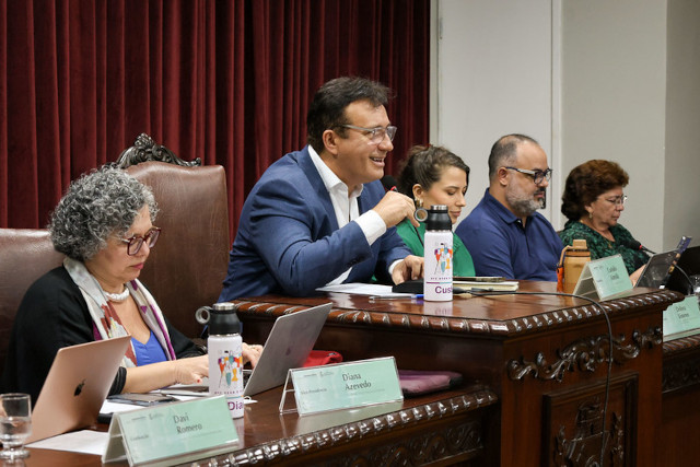 Fotografia mostra conselheiros do Cepe em reunião (Foto: Guilherme Silva/UFC Informa)