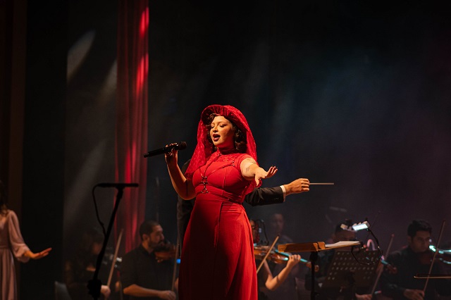 O repertório do espetáculo Divas do Pop apresentará exclusivamente canções de artistas mulheres brasileiras e estrangeiras (Foto: Igor Barbosa) Fotografia de apresentação do espetáculo Divas do Pop, com cantora solista em primeiro plano (Foto: Igor Barbosa)