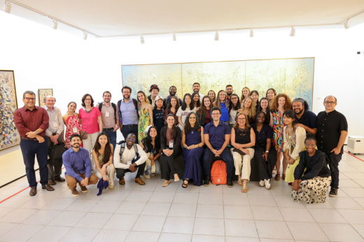 Imagem: Foto posada dos alunos da Universidade Federal do Ceará e da Universidade de Harvard visitando o Museu de Arte da UFC