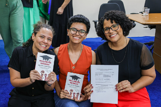 Imagem: Autoras do Livro Mulheres Negras na Universidade e bibliotecária Izabel Santos 