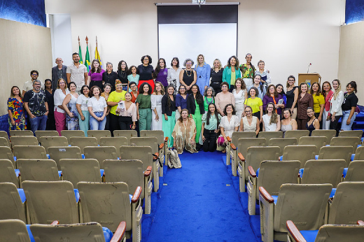 Imagem: Grupo de mulheres posa para fotos no auditório da Reitoria da UFC