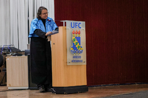 Imagem: Professor Henrique Pequeno discursa no púlpito 