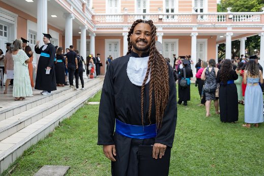 Imagem: Formando posa para foto no jardim da Reitoria 