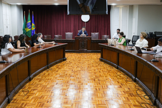 Reitor e membros da Comissão reunidos em reunião na sala dos Conselhos Superiores