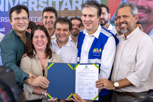 Imagem: Foto do reitor Custódio Almeida, do ministro Camilo, do governador Elmano, do prefeito Evandro Leitão e outras autoridades segurando um livro de capa dura com as assinaturas