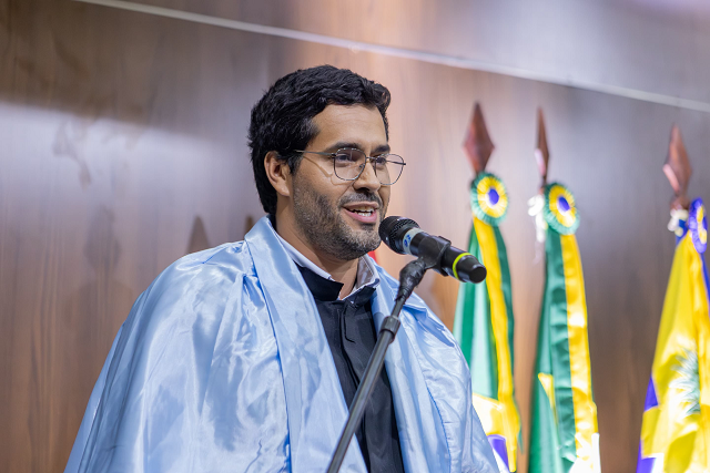 O orador docente, Alex Sandro Grangeiro, falou sobre inseguranças e sobre a superação do medo (Foto: Guilherme Silva/UFC)