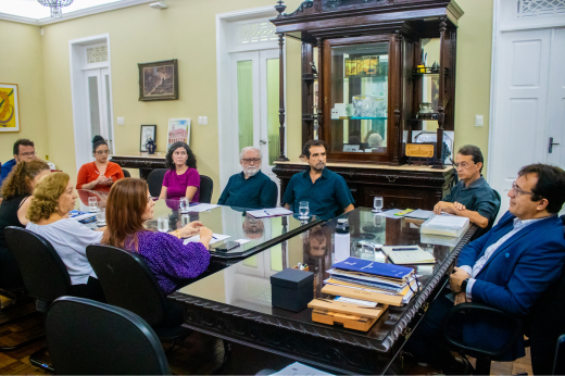 Imagem: Foto com vista lateral da mesa de reunião