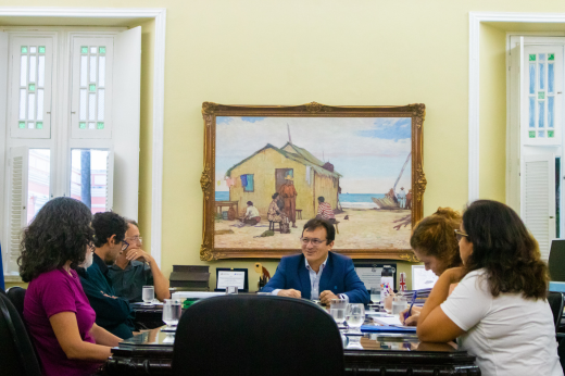 Imagem: Foto da mesa de reunião do reitor Custódio Almeida com dirigentes da Adufc