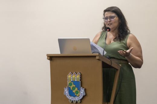 Imagem: Foto da professora Lidriana Pinheiro discursando no púlpito