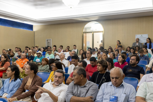 Imagem: Foto do público presente no auditório da Reitoria da UFC