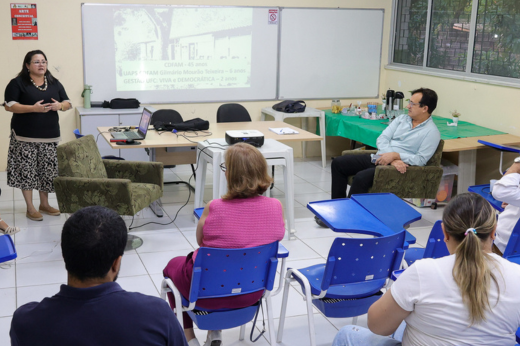 Imagem: Foto da reunião do reitor Custódio Almeida com a equipe da Cdfam