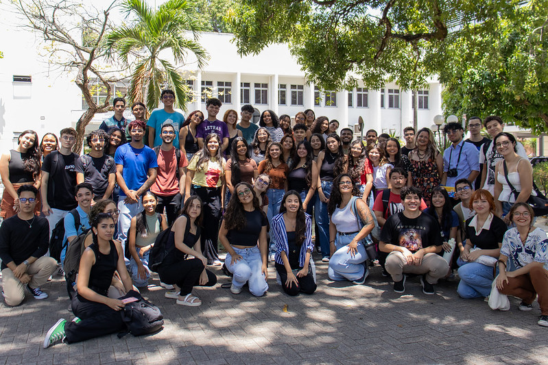 Imagem: Foto de grupo de estudantes reunidos no Bosque Moreira Campos, no Centro de Humanidades da UFC