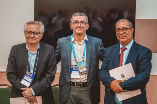 Imagem: Foto do professor Assis Filho, diretor da Cepas, com os convidados da ICID III