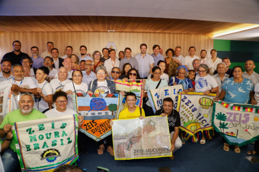 Imagem: Foto posada das autoridades com as lideranças comunitárias das Zeis