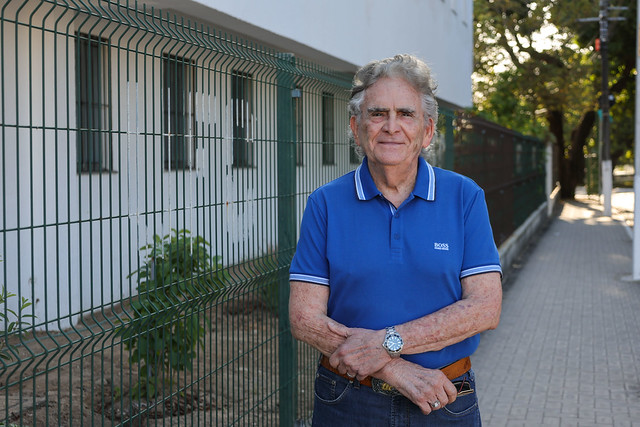 Um dos homenageados foi o professor emérito Geraldo Arraes Maia, que integrou o núcleo fundador da Engenharia de Alimentos na UFC (Foto: Viktor Braga / UFC Informa) Imagem: Prof. Geraldo Arraes posa para foto