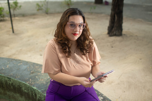 A tese de doutorado de Priscila Siqueira foi defendida em agosto deste ano, no Programa de Pós-Graduação em Linguística (Foto: Viktor Braga / UFC Informa) Imagem: Pesquisadora Priscila Siqueira