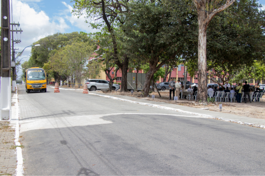 Imagem: Foto da via de acesso com piso intertravado