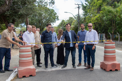 Imagem: Foto do momento de corte da fita para a inauguração simbólica do trecho experimental do piso intertravado