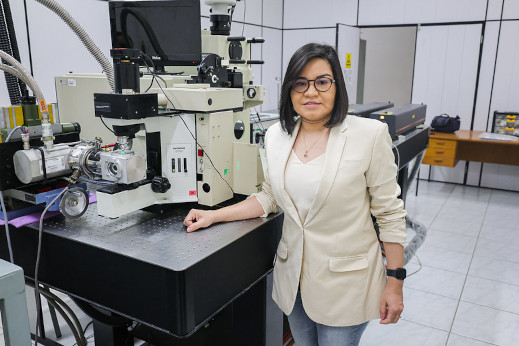 Fotografia da professora Lucilene Santos, do Departamento de Geologia, em laboratório de pesquisa na UFC (Foto: Ribamar Neto/UFC)