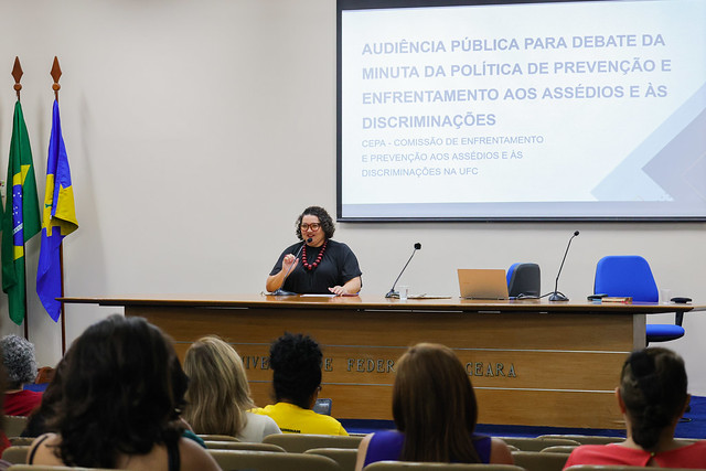 "A atividade para construção da minuta da política mexeu com a comunidade acadêmica, trazendo luz à temática dentro da Universidade", destaca a pró-reitora adjunta de Assistência Estudantil da UFC, Márcia Arão (Foto: Ribamar Neto/UFC Informa) Imagem: debate sobre assédio no auditório da Reitoria da UFC