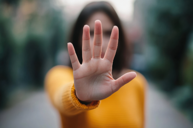 No sentido de uma atuação mais efetiva contra os assédios, tanto no campo do combate quando no da prevenção, a Universidade instituiu, no segundo semestre de 2023, a Comissão de Enfrentamento e Prevenção ao Assédio Moral e Sexual da UFC (Imagem: Vecteezy) Imagem: mulher mostra palma da mão em alusão ao combate à violência