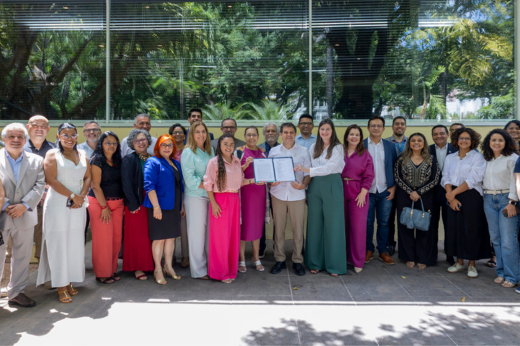 Parceiros reunidos, segurando o acordo assinado nas mãos