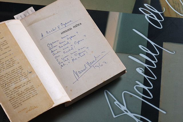 A amostra da pesquisa contou com 23 manuscritos encontrados em exemplares de livros dedicados entre Rachel de Queiroz e Manuel Bandeira (Foto: Viktor Braga / UFC Informa) Imagem: livro aberto na folha de rosto exibindo dedicatória de Manuel Bandeira a Rachel de Queiroz