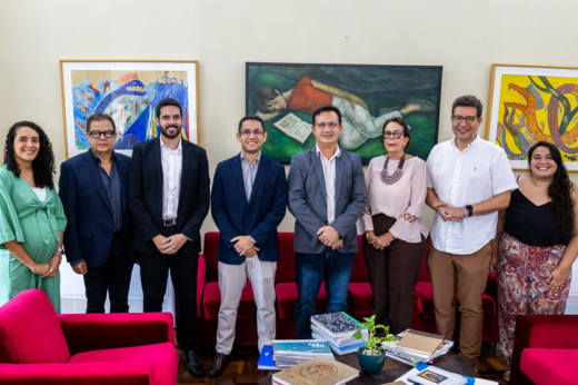 Pessoas reunidas no Gabinete da Reitoria, posando para a foto