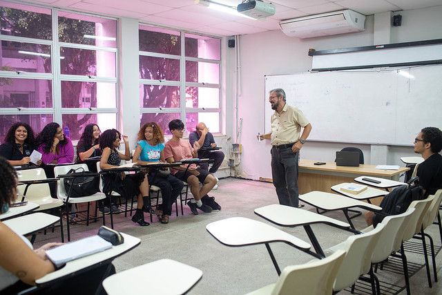 A resolução sobre avaliação de desempenho avaliação de desempenho passa a considerar um conjunto amplo de atividades docentes (Foto: Viktor Braga/UFC) Professor dando aula em sala de aula (Foto: Viktor Braga/UFC)