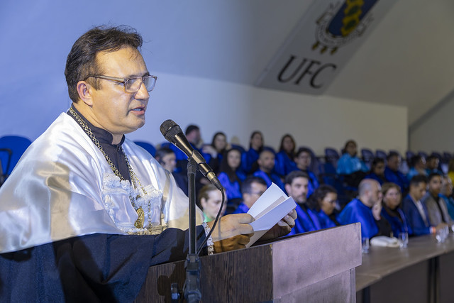 Imagem: homem vestido de veste talar discursa em um púlpito