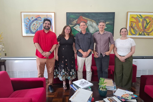 Imagem: cinco pessoas posam para foto