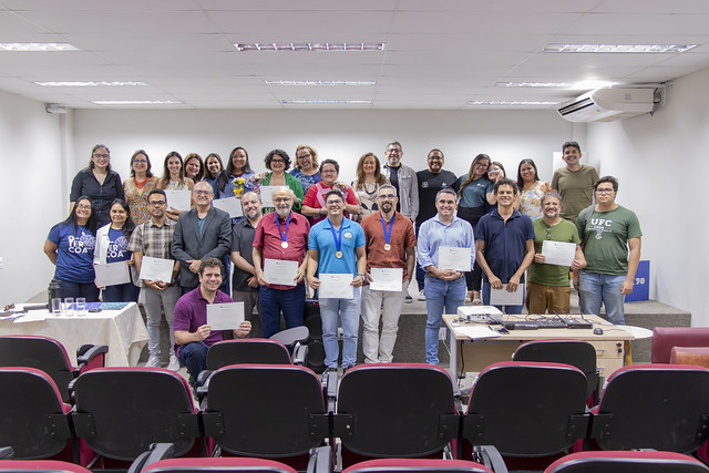 Imagem: pessoas posam para foto em premiação 