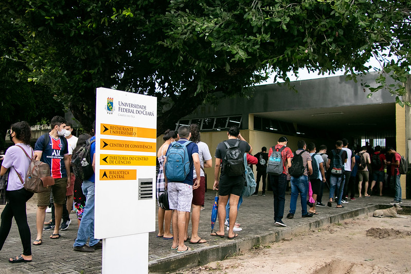 Imagem: foto mostra uma fila de estudantes na entrada do restaurante universitário do Campus do Pici