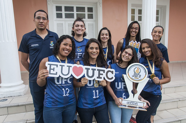 Imagem: atletas segurando troféu