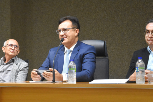 Reitor falando na mesa solene do evento