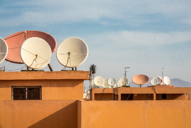 Imagem: Antenas parabólicas em topo de prédio 