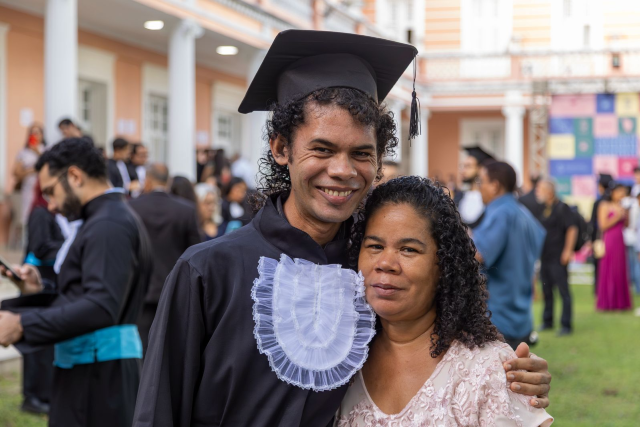 Imagem: formando posa ao lado da mãe