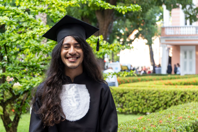 Imagem: formando posa na Reitoria 